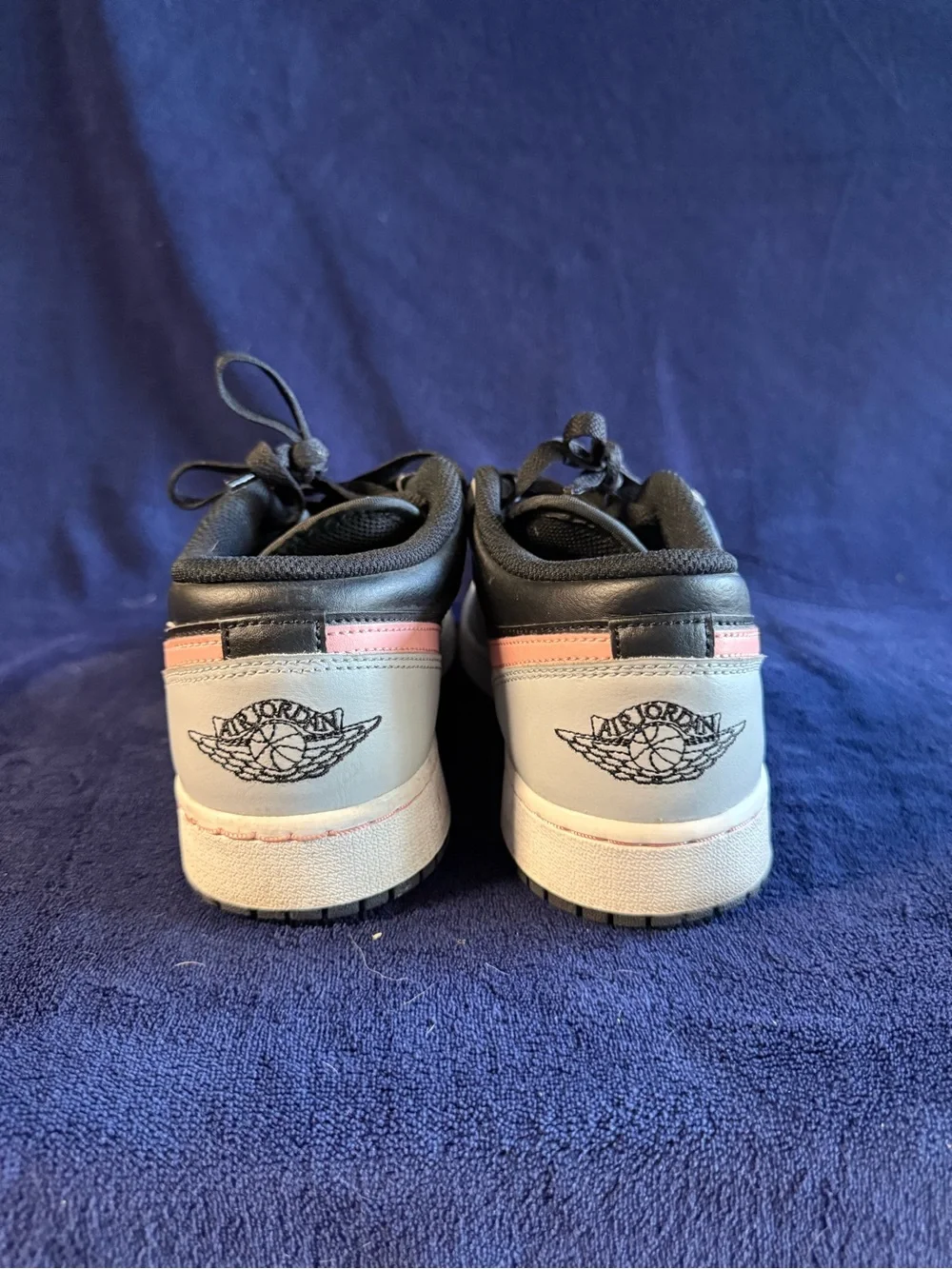Nike Kids Low-Top Sneakers in Black, Light Gray & Pink Swoosh